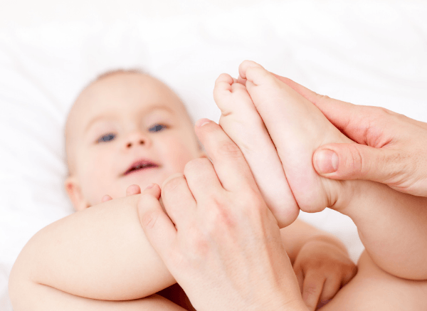massage bébé pied