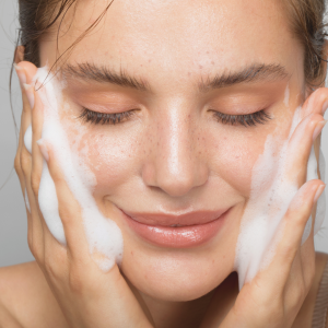 Lire la suite à propos de l’article Conseils pour une routine de soins de la peau efficace : Entretenir sa peau à la maison, en fonction de son type de peau et de ses besoins